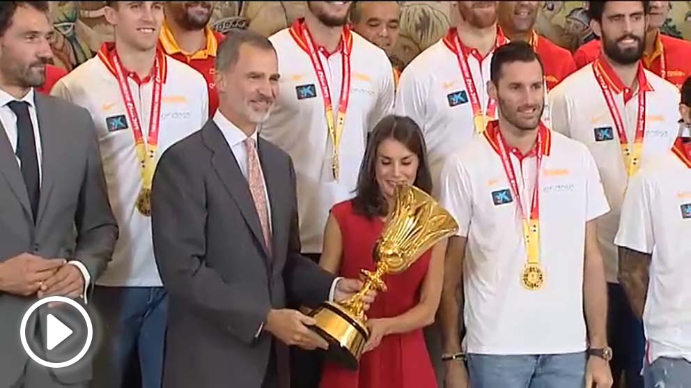 Los reyes reciben en Zarzuela a la selección española de baloncesto (Atlas).