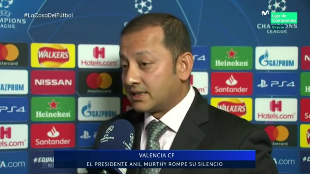 Anil Murthy atiende a la prensa en Stamford Bridge (Movistar)