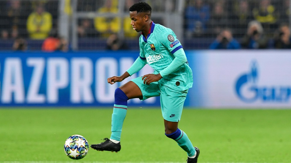Ansu Fati controla un balón durante el Borussia de Dortmund – Barcelona. (AFP)