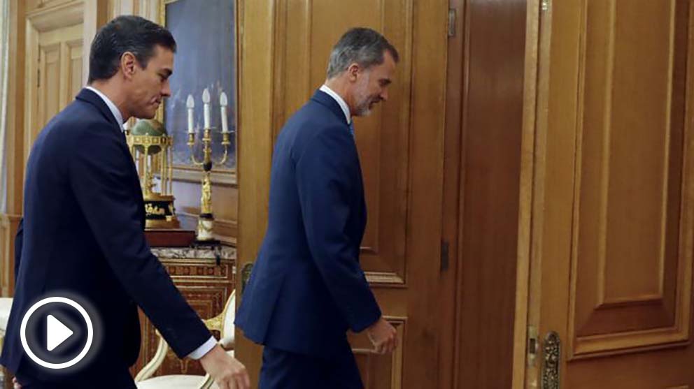El rey Felipe VI (d) recibe en audiencia al presidente del Gobierno en funciones, Pedro Sánchez (i), este lunes, en el Palacio de la Zarzuela, durante la segunda jornada de la ronda de consultas de cara a la posible investidura de Sánchez como presidente del Gobierno. EFE/ Ballesteros ***POOL***