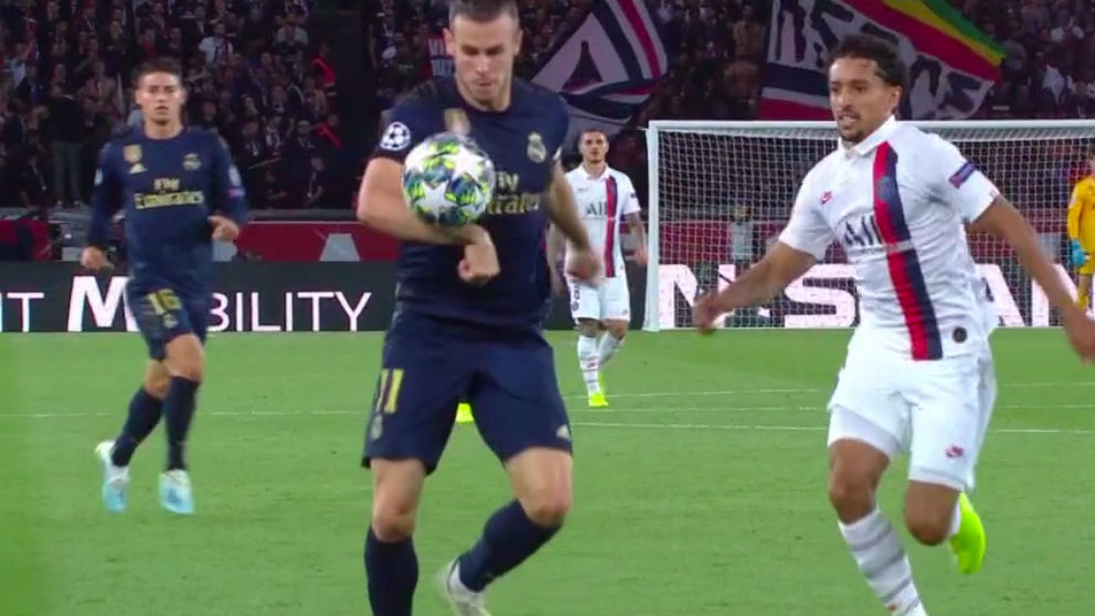 Bale se acomodó el balón con la mano antes de chutar.