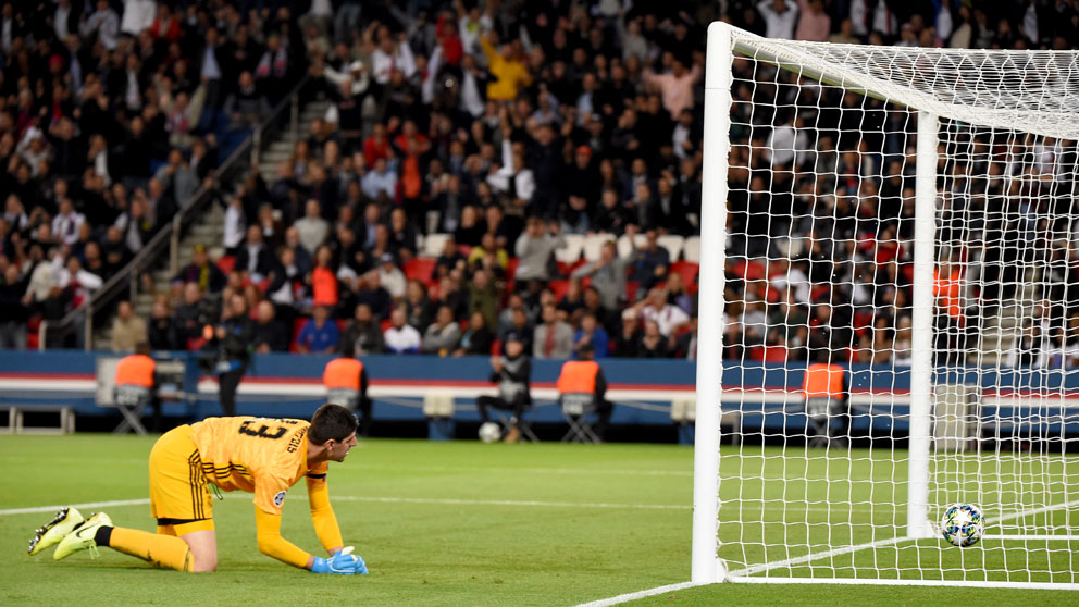 Courtois,-tras-encajar-un-gol-en-el-Parque-de-Los-Príncipes-(AFP)