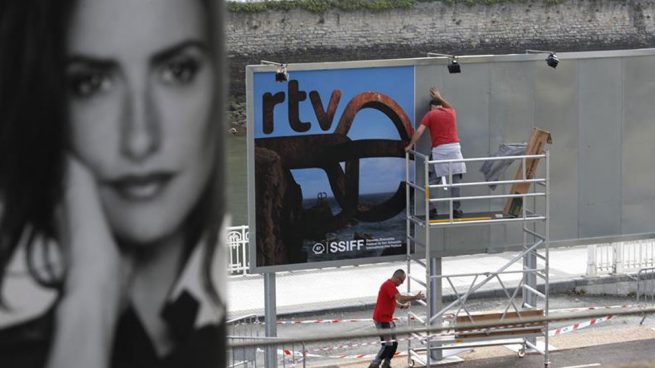 Unos operarios colocan este viernes los primeros carteles de la 67 edición del Festival Internacional de Cine San Sebastián, que se celebrará entre el 20 y el 28 de septiembre en la capital guipuzcoana. Foto: EFE