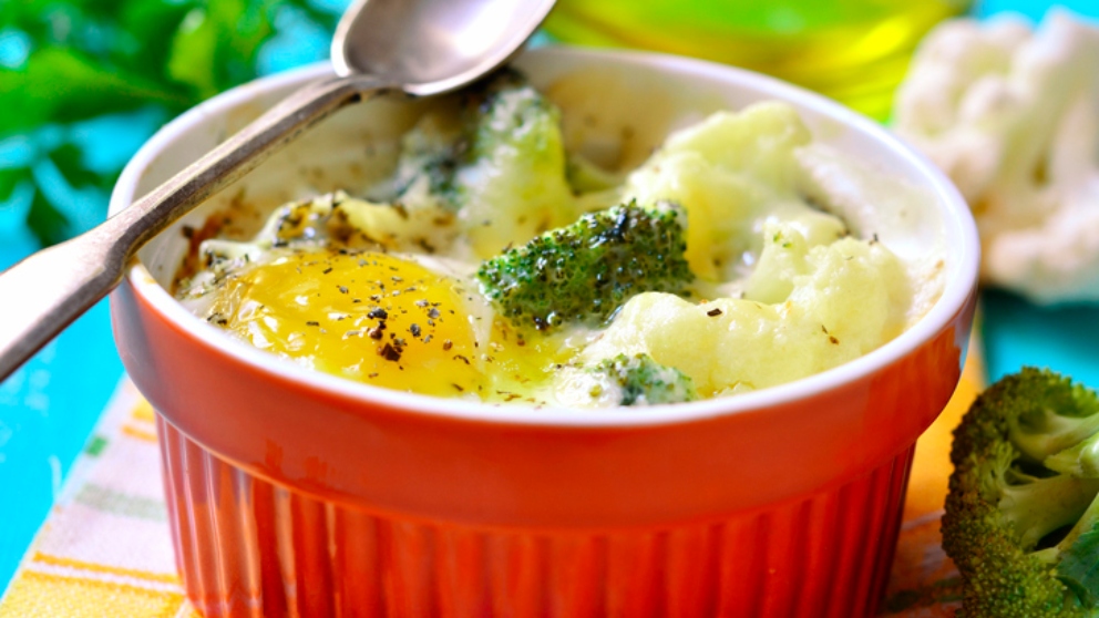 Huevos con brócoli y salsa de mostaza