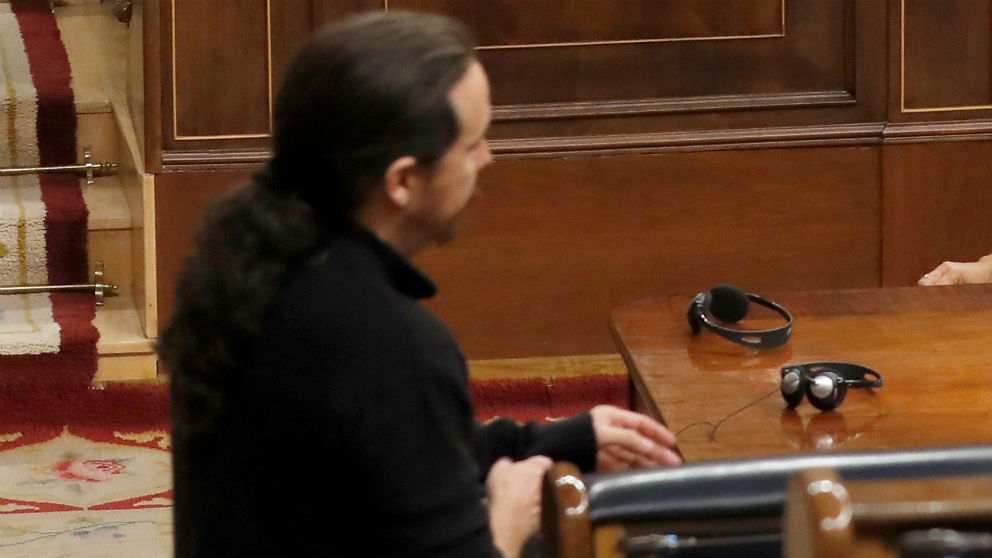 El líder de Podemos, Pablo Iglesias, llegando 30 minutos tarde al último Pleno de la legislatura este miércoles. (Foto: EFE)