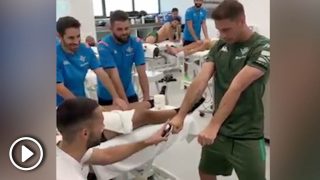 Joaquín hace un truco de magia a Alfonso Pedraza