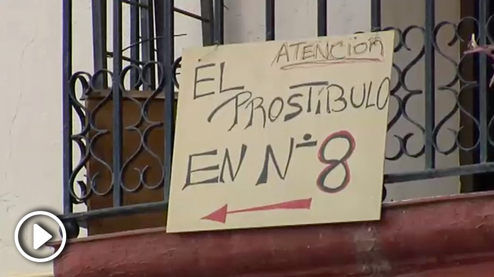 Unos vecinos de Alicante cuelgan un cartel en su casa para indicar  que su casa no es un prostíbulo