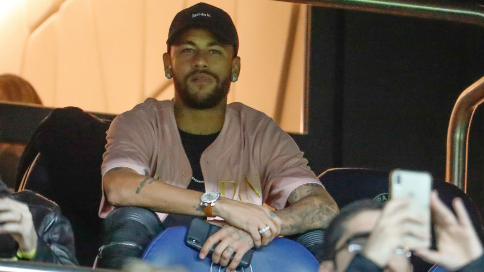 Neymar vivió el PSG-Real Madrid desde el palco del Parque de los Príncipes. (AFP)