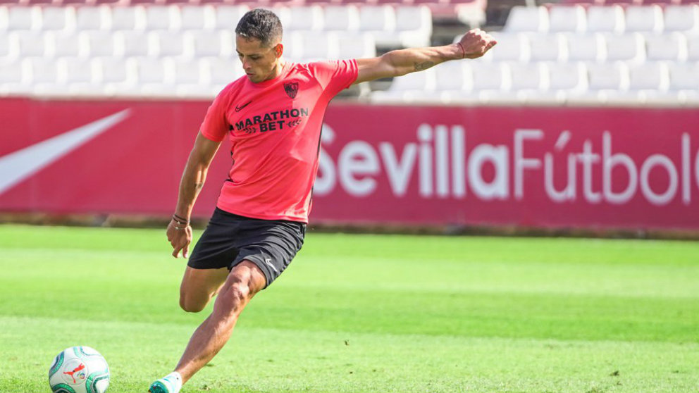 Chicharito Hernández entrenando con el Sevilla (@CH14_)
