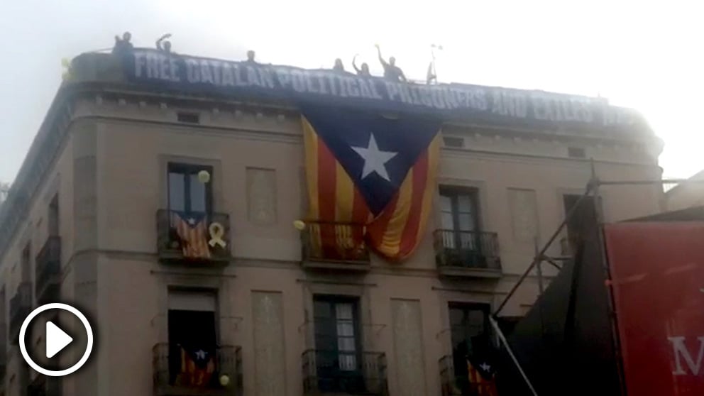 Momento en el que se despliega una estelada gigante en el Ayuntamiento de Barcelona con motivo de la fiesta de La Mercé @REDES