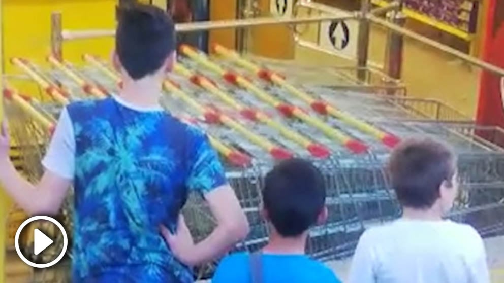 Los menores de edad presenciaron entre risas el atraco a mano armada a un supermercado en Avilés.
