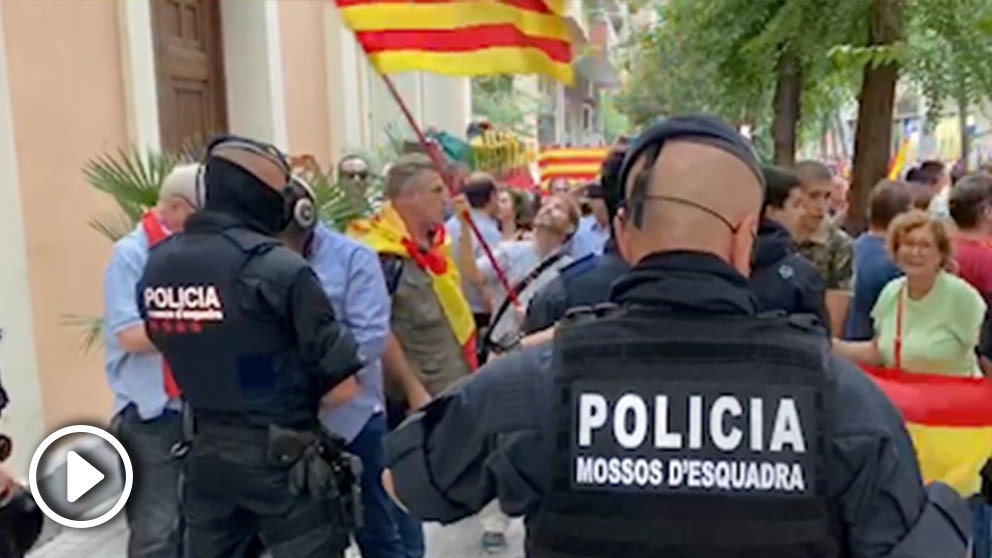 Tarde de tensión en Barcelona por el asedio de los CDR a un cuartel de la Guardia Civil.