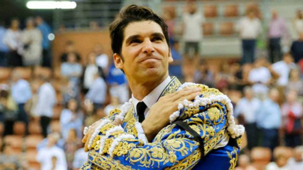 El diestro Cayetano Rivera abrió hoy la primera Puerta Grande de la feria de San Mateo de Logroño al cortar tres orejas. (Efe)