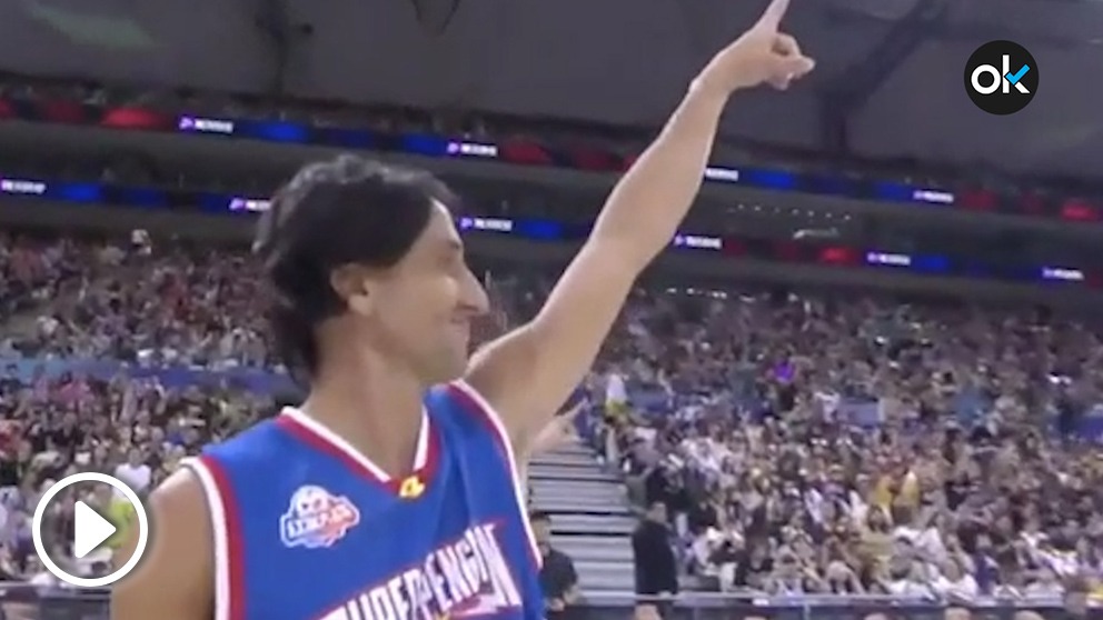 Ginóbili apareció con un peluquín en un partido de baloncesto.