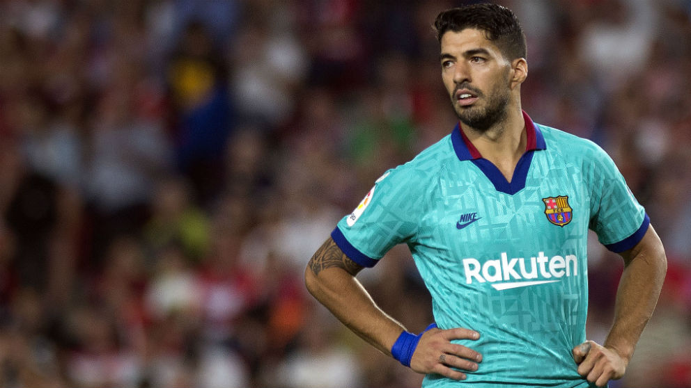 Luis Suárez se lamenta de la derrota ante el Granada. (AFP)