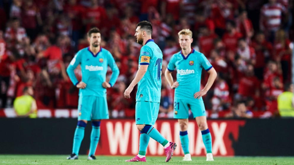 Piqué, Messi y De Jong, desolados tras la derrota ante el Granada. (Getty)