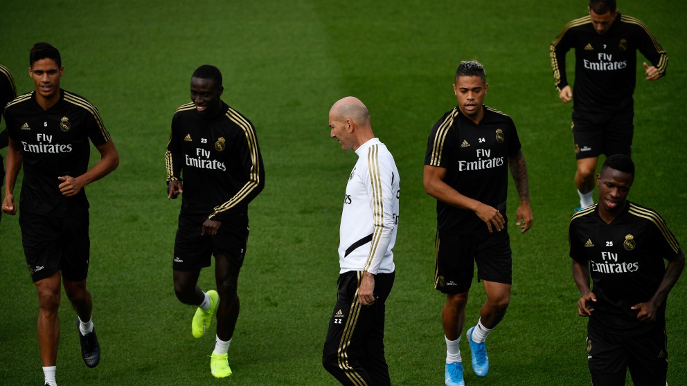 Zinedine Zidane junto a varios jugadores en un entrenamiento del Real Madrid. (AFP)