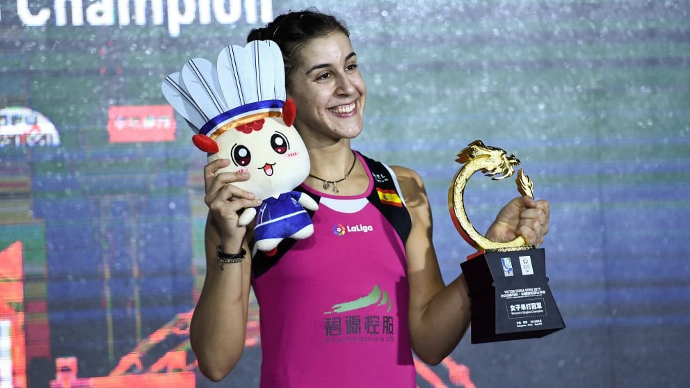 Carolina Marín posa con el título del Abierto de China. (AFP)