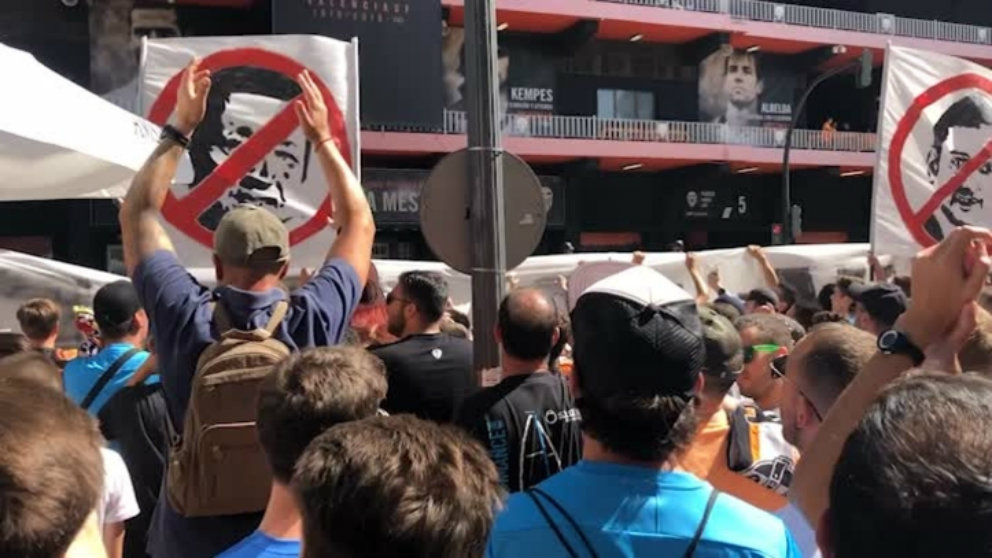 Multitudinaria protesta contra Peter Lim y Anil Murthy en Mestalla (Youtube)