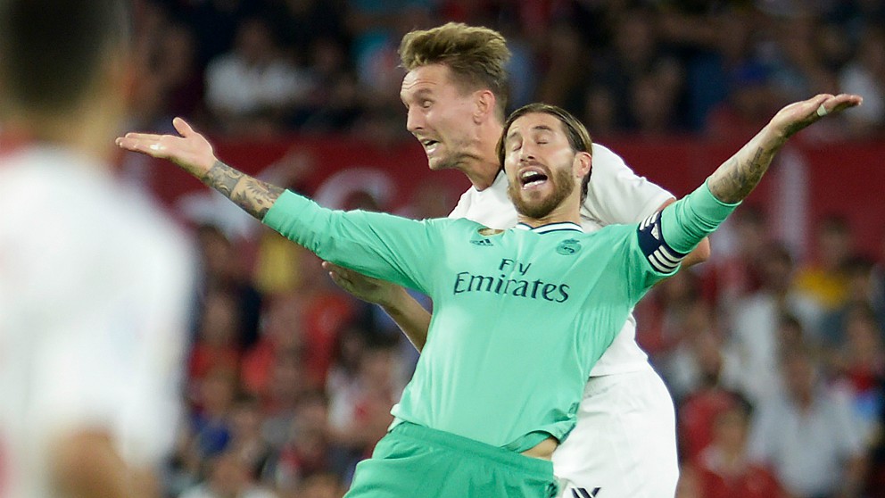 Ramos pugna por un balón con De Jong. (AFP)