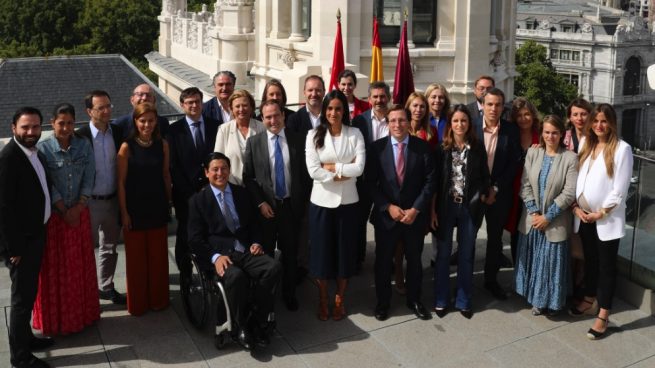 Almeida y Villacís en el evento de sus primeros 100 días en el mirador de Cibeles. (Foto. Madrid)