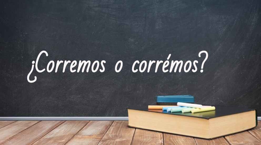 Se escribe corremos o corrémos