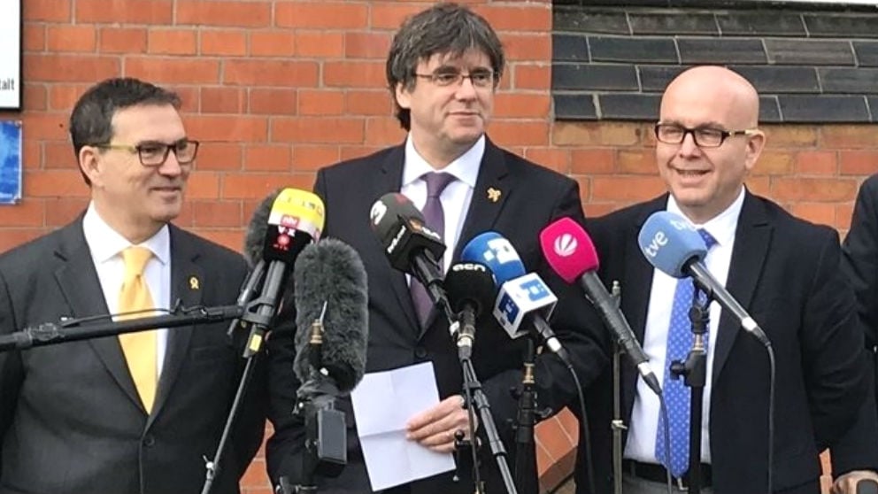 Carles Puigdemont junto a sus abogados Jaume Alonso-Cuevillas (izquierda) y Gonzalo Boye (derecha). (Foto: Europa Press).
