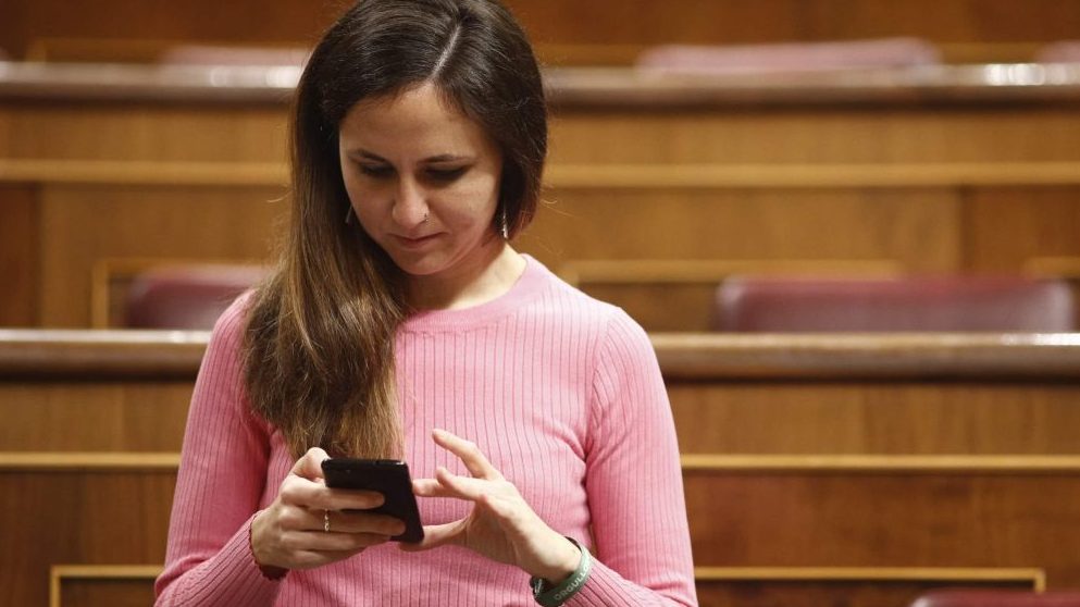 Ione Belarre, dirigente de Podemos, con un móvil en el Congreso @EP