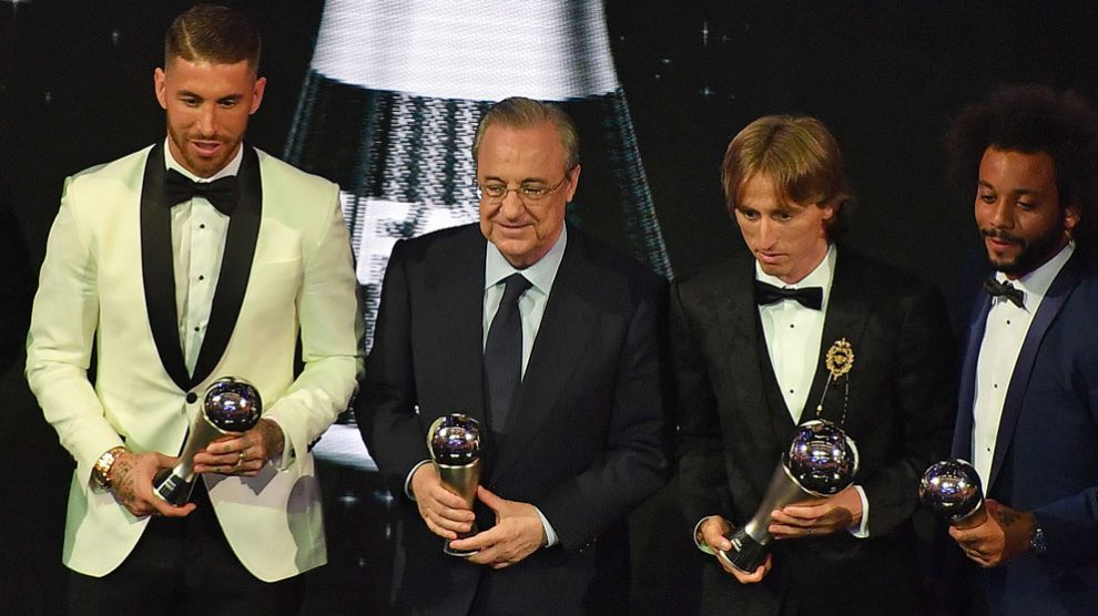 Florentino-junto-algunos-de-los-jugadores-elegidos-en-el-mejor-once-de-la-FIFA-en-el-The-Best-2018-(AFP)