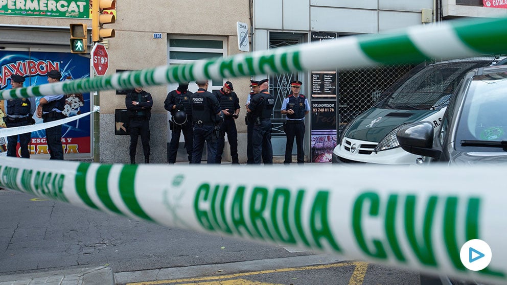 Agentes de la Guardia Civil durante el registro de un domicilio en Sabadell (Barcelona). Foto: EFE