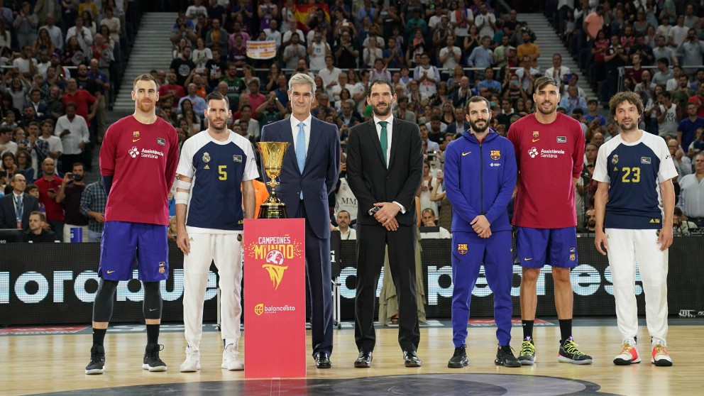 Jorge Garbajosa, en el centro, en el homenaje a los campeones del Mundo en la Supercopa Endesa. (ACB)
