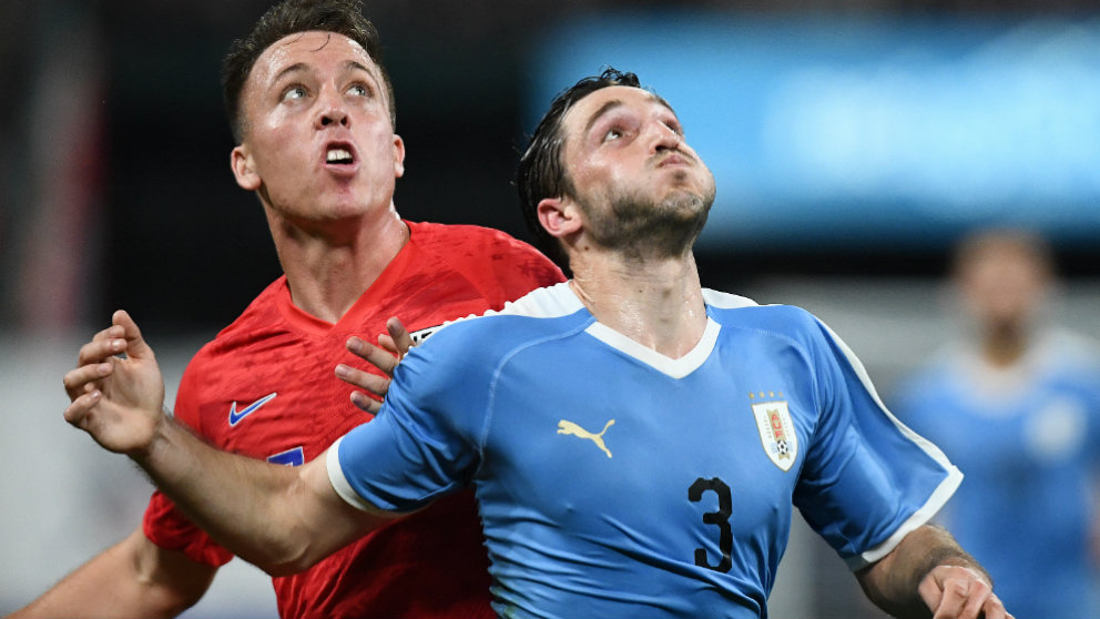 Matías Viña con Uruguay en un amistoso ante Estados Unidos (AFP)