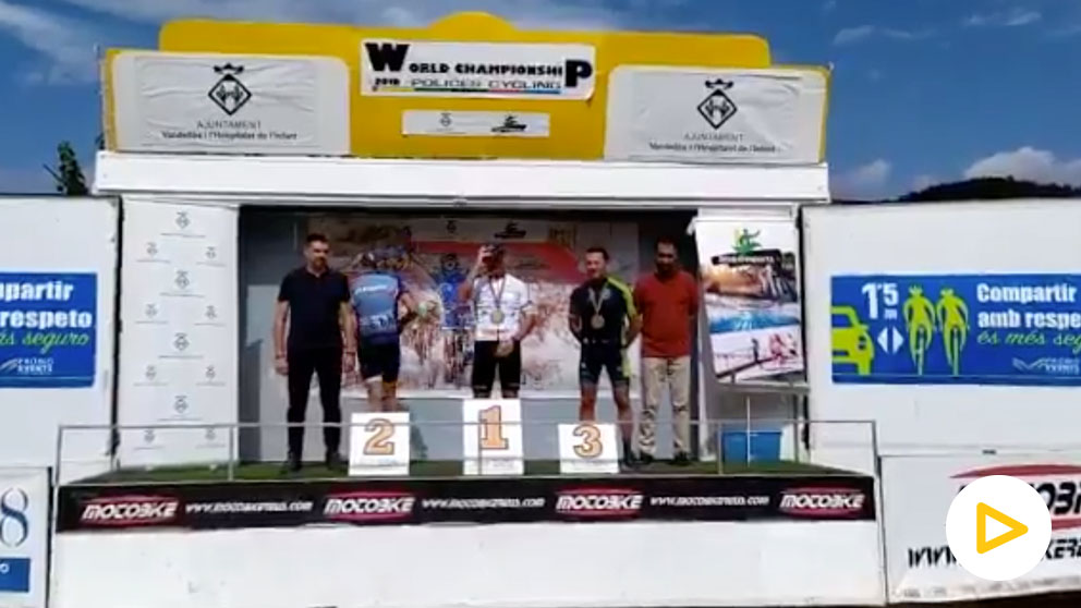 Un mosso abandona el podio de una competición al sonar el himno de España