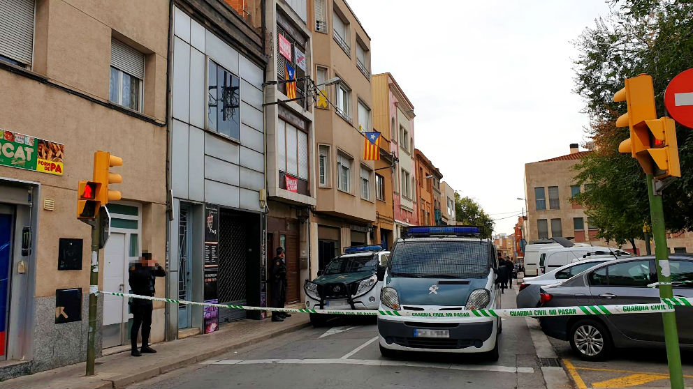 Dos furgonetas de la Guardia Civil aparcadas frente al domicilio de uno de los detenidos. Foto: Europa Press