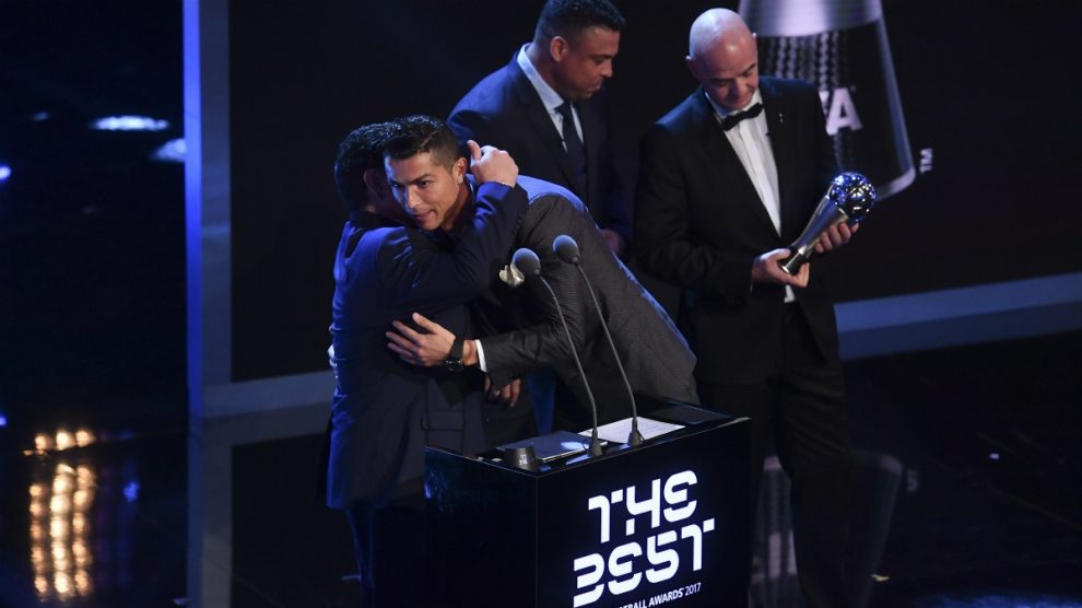 Cristiano Ronaldo, recogiendo el The Best 2017 con Infantino de fondo.