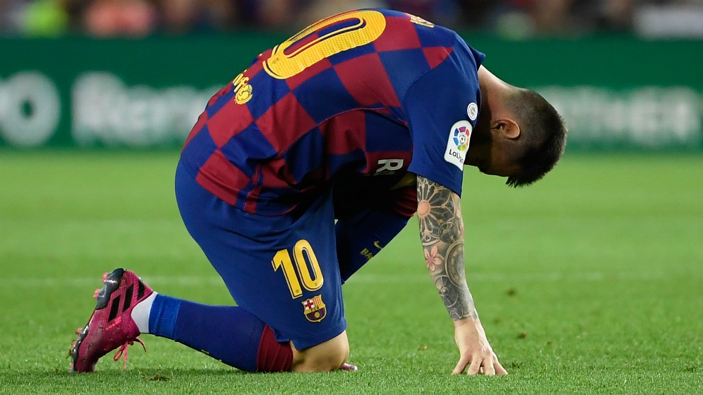 Messi fue sustituido tras sufrir una lesión en el muslo de su pierna izquierda. (AFP)