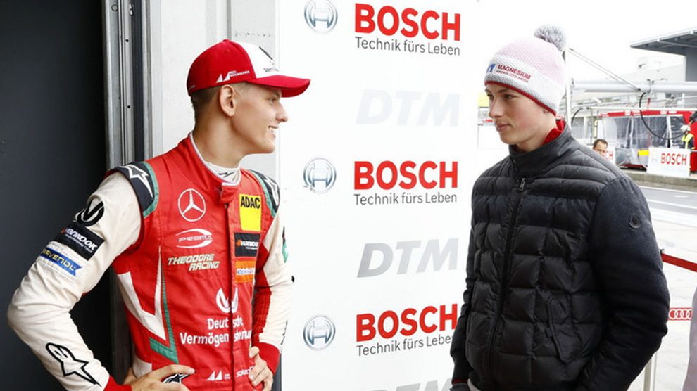 Mick Schumacher habla con su primo David en una carrera.