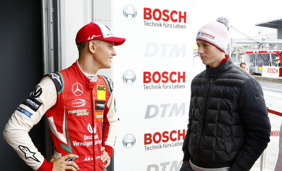 Mick Schumacher habla con su primo David en una carrera.