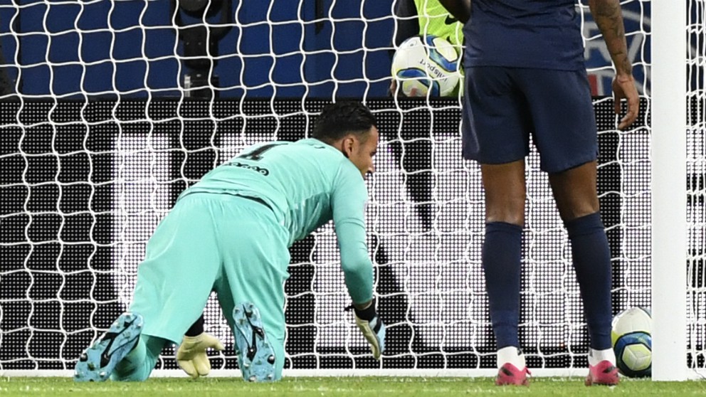 Keylor Navas, tras encajar gol con el PSG. (AFP)