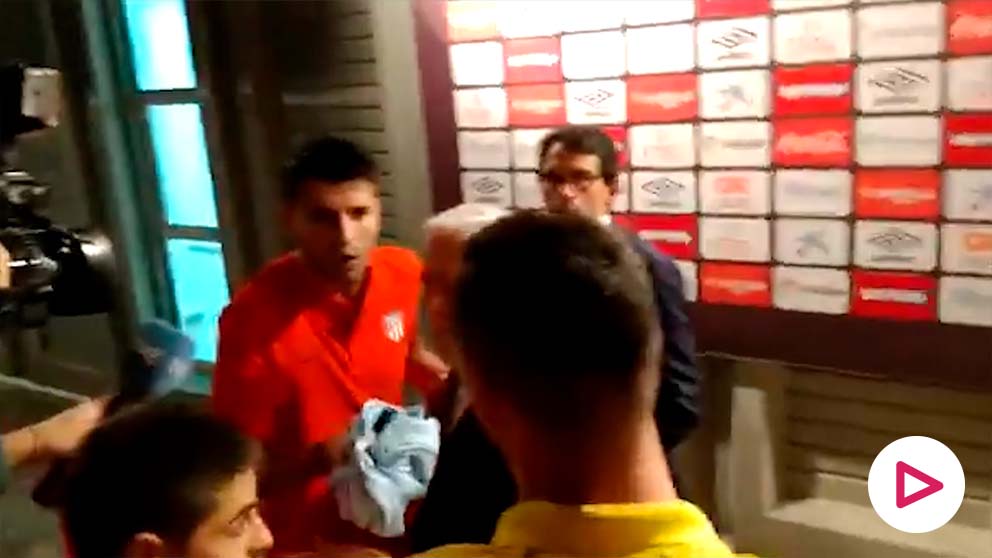 Morata se encaró con aficionados delante de los periodistas.