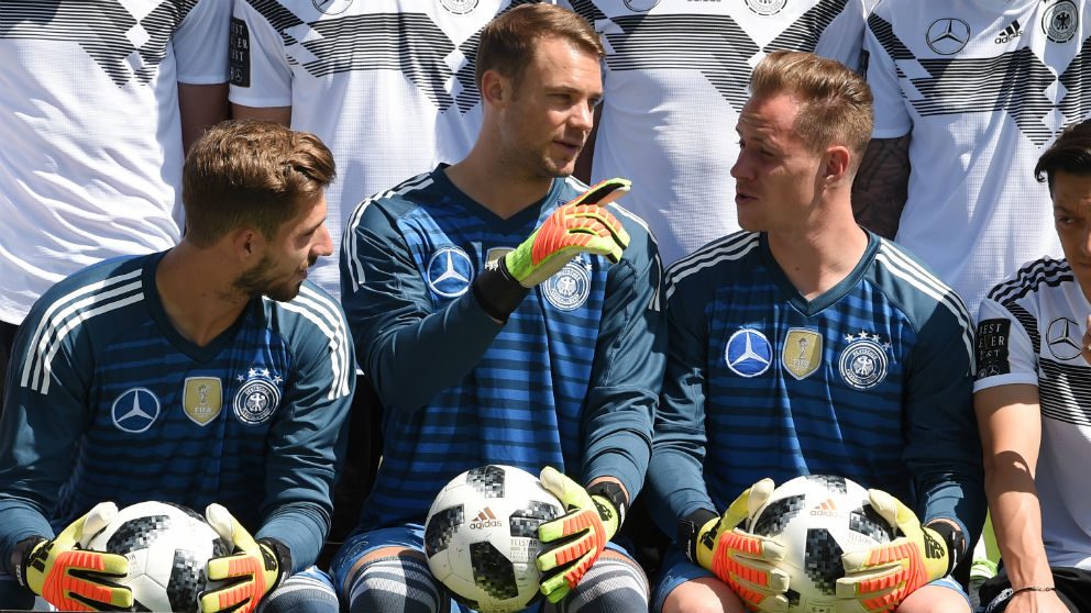 Ter Stegen, junto a Neuer en la foto oficial de la selección alemana. (AFP)