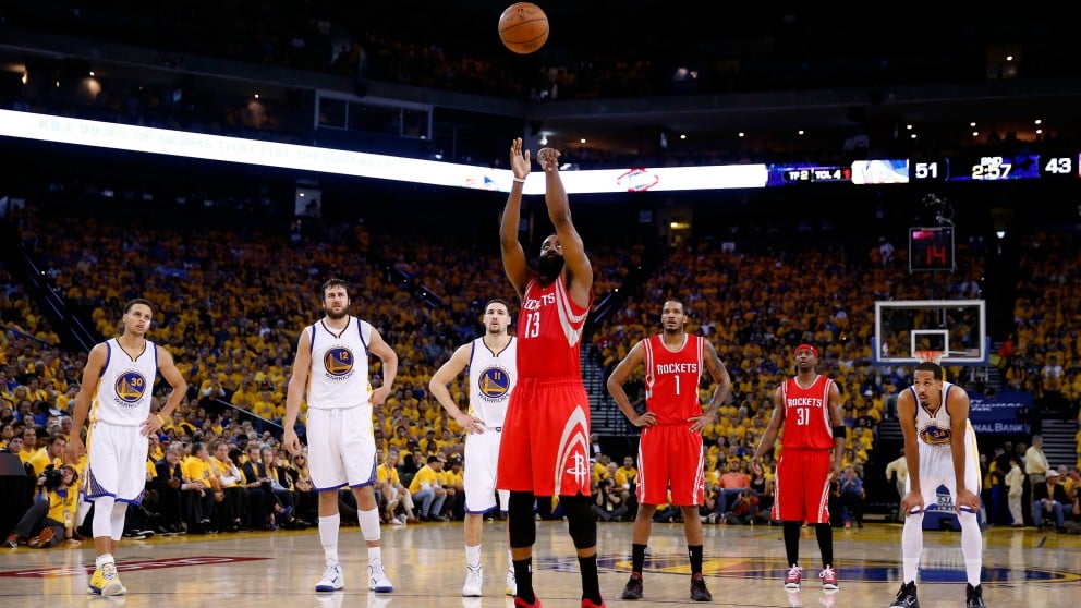La NBA quiere limitar el tiempo de los tiros libres. (AFP)
