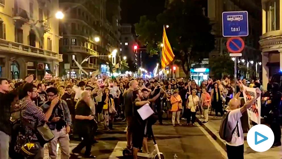Manifestantes en Barcelona corean «no son presos, son rehenes» ante la Jefatura de Policía.