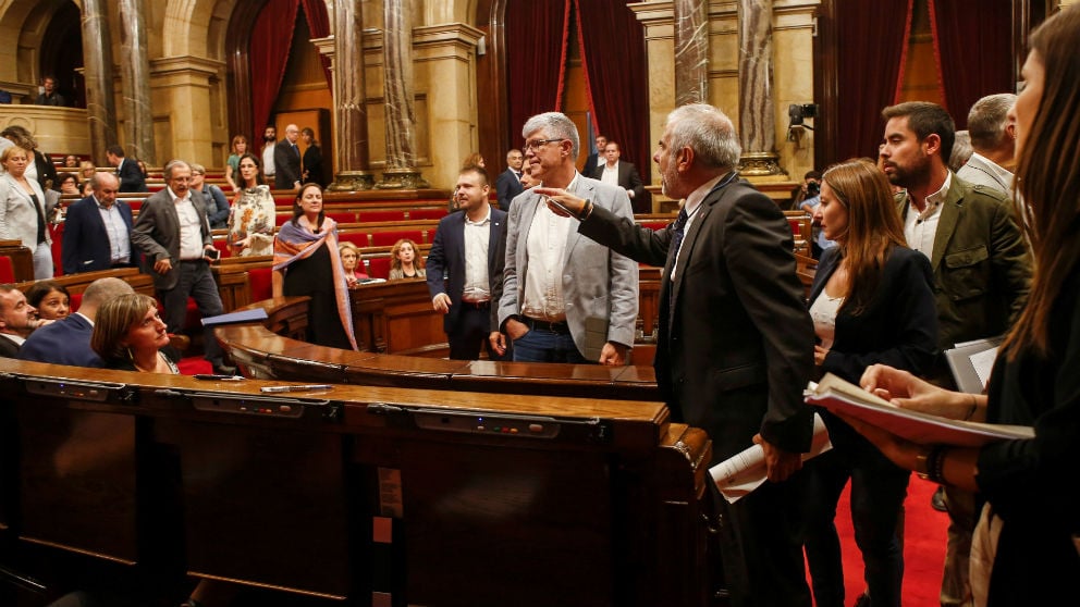 El diputado de Ciudadanos Carlos Carrizosa abandona el debate de política general en el Parlament tras ser expulsado, después de una tensa bronca entre diputados independentistas y la bancada de Ciudadanos