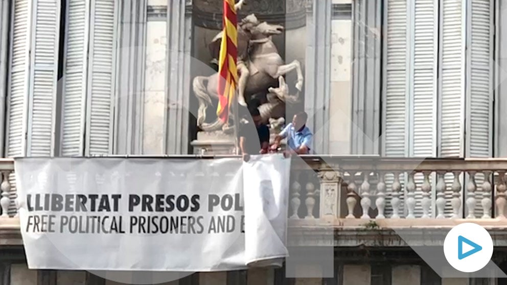 Una gran pancarta por los «presos políticos y exiliados» preside el Palacio de la Generalitat. (Foto: Joan Guirado/OKDIARIO)