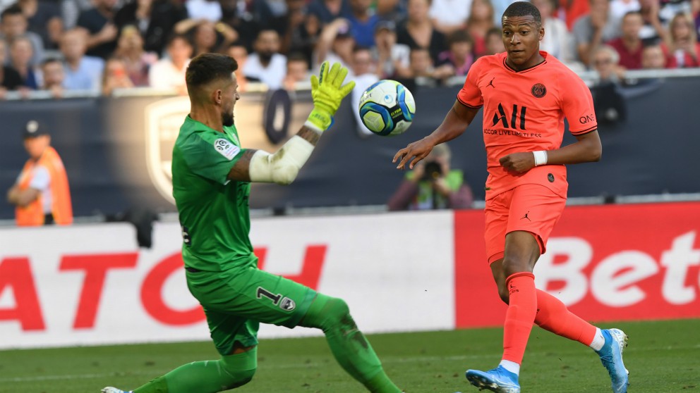 Mbappé remata a portería. (AFP)