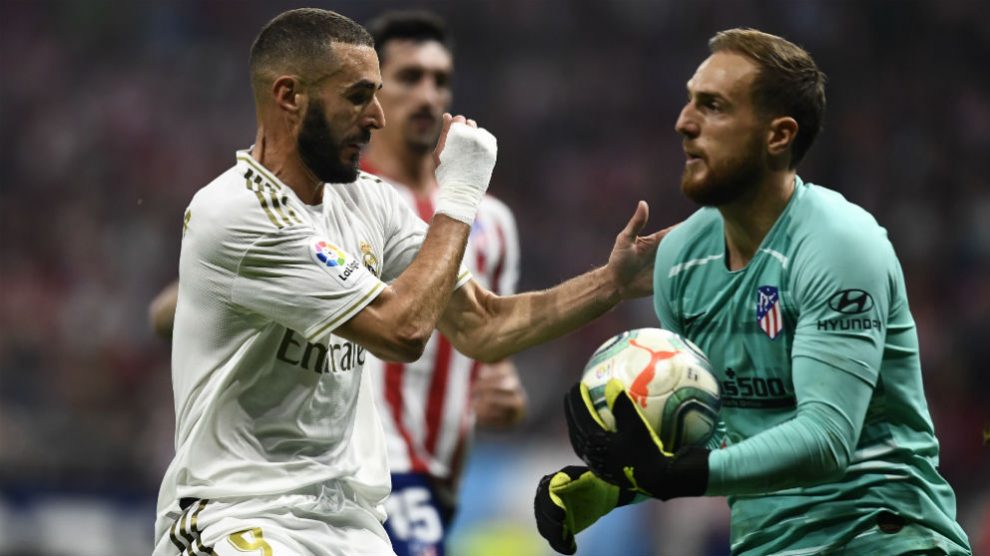 Oblak y Benzema, durante el derbi. (AFP)