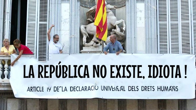 El texto alternativo para la pancarta que Lluís Llach y Antonio Baños han colgado en el balcón del Palau de la Generalitat.