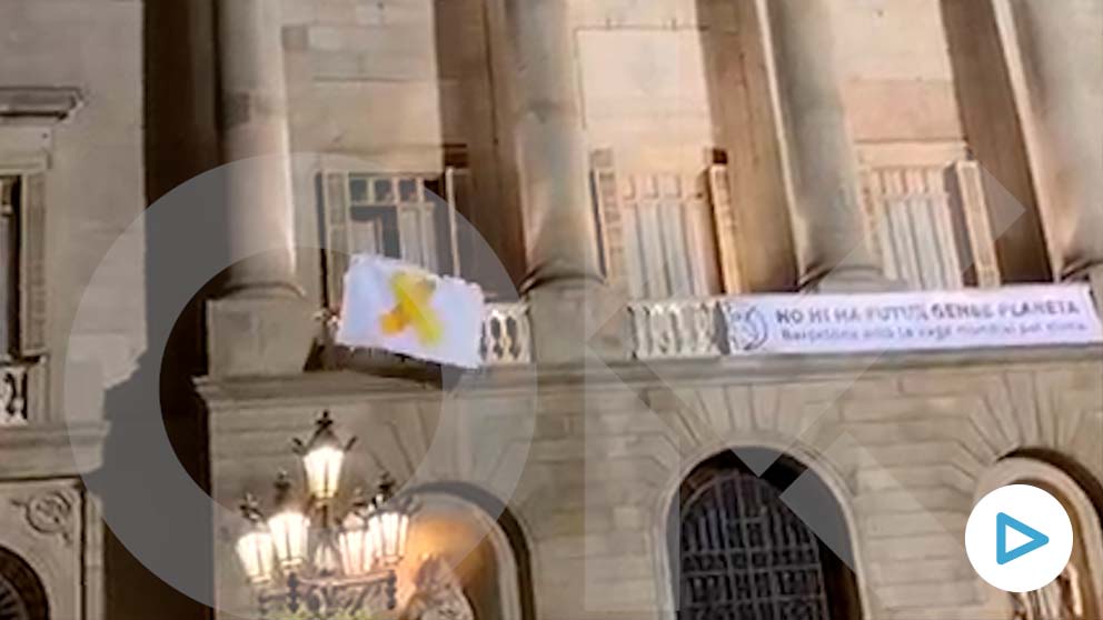 Retirada del lazo amarillo en el ayuntamiento de Barcelona
