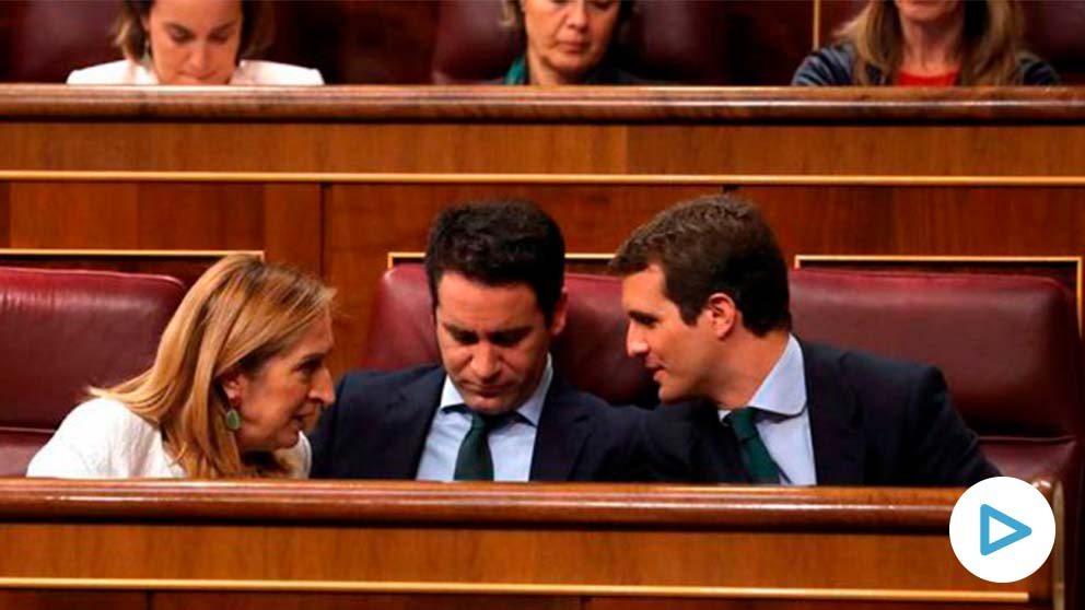 El presidente del PP, Pablo Casado, junto al secretario general del PP, Teodoro García Egea, y la hasta ahora presidenta del Congreso, la popular Ana Pastor, durante la sesión constitutiva de las nuevas Cortes Generales que se celebra este martes en el Congreso de los diputados de Madrid. Foto: EFE